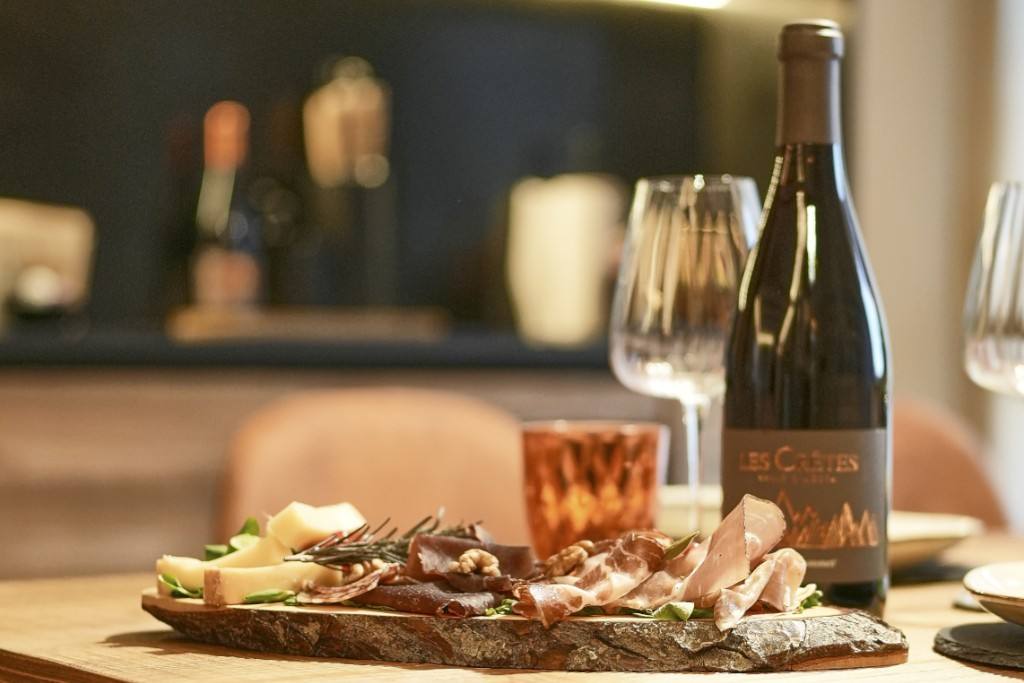 Tagliere e vino rosso nell’Alpine Suite