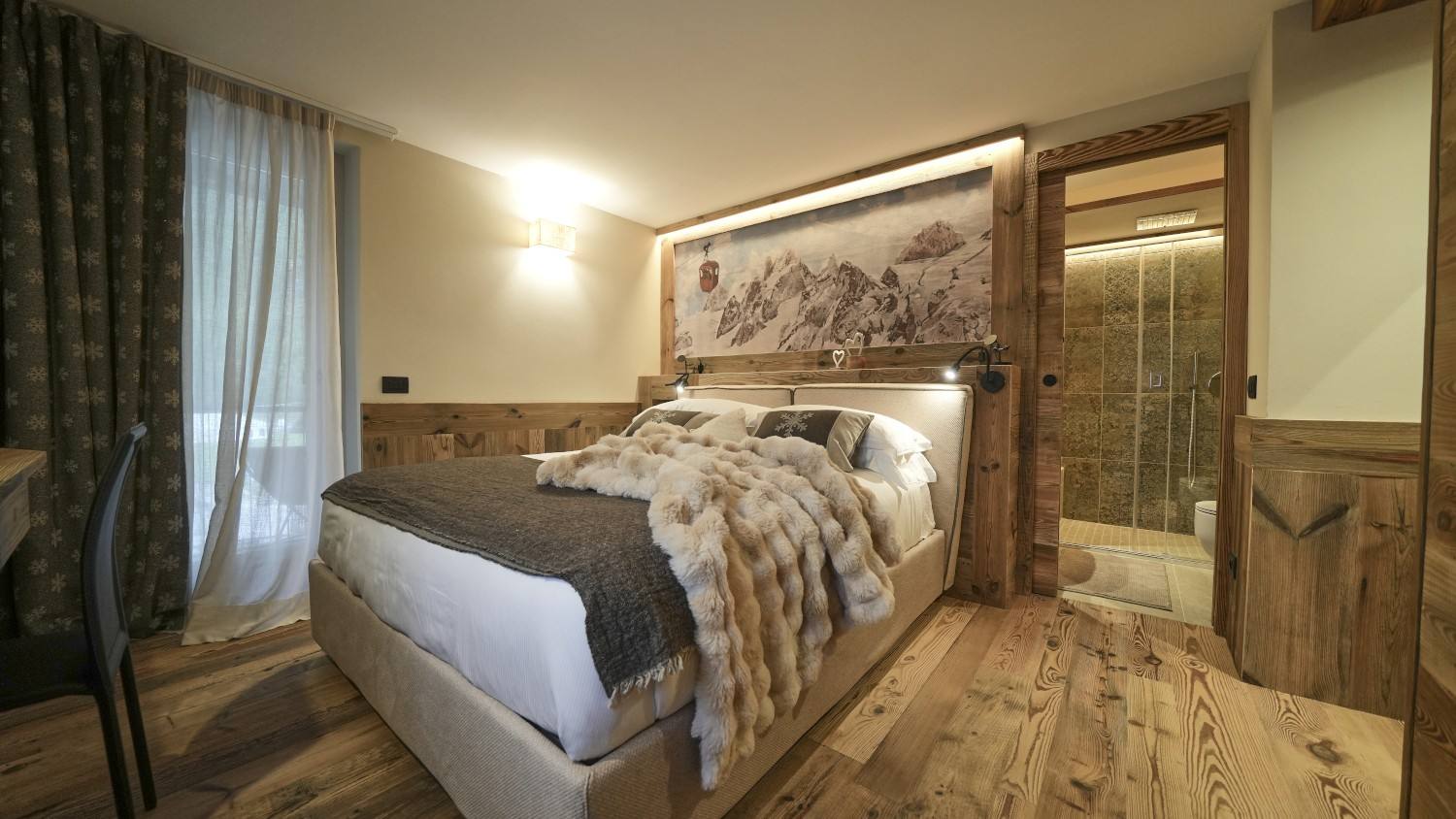 Camera matrimoniale con testiera e armadi in legno