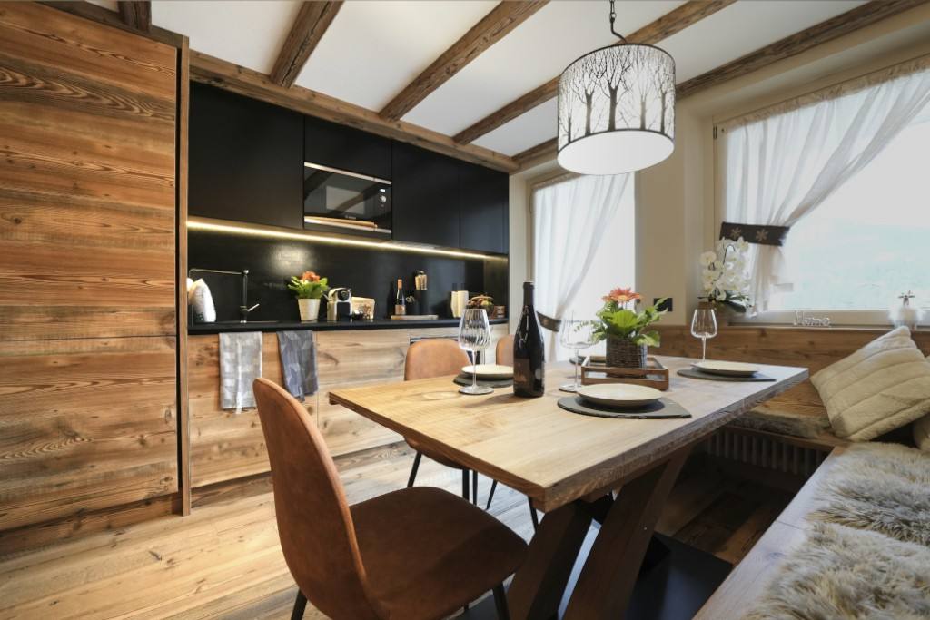 Tavolo da pranzo e cucina dell’Alpine Suite