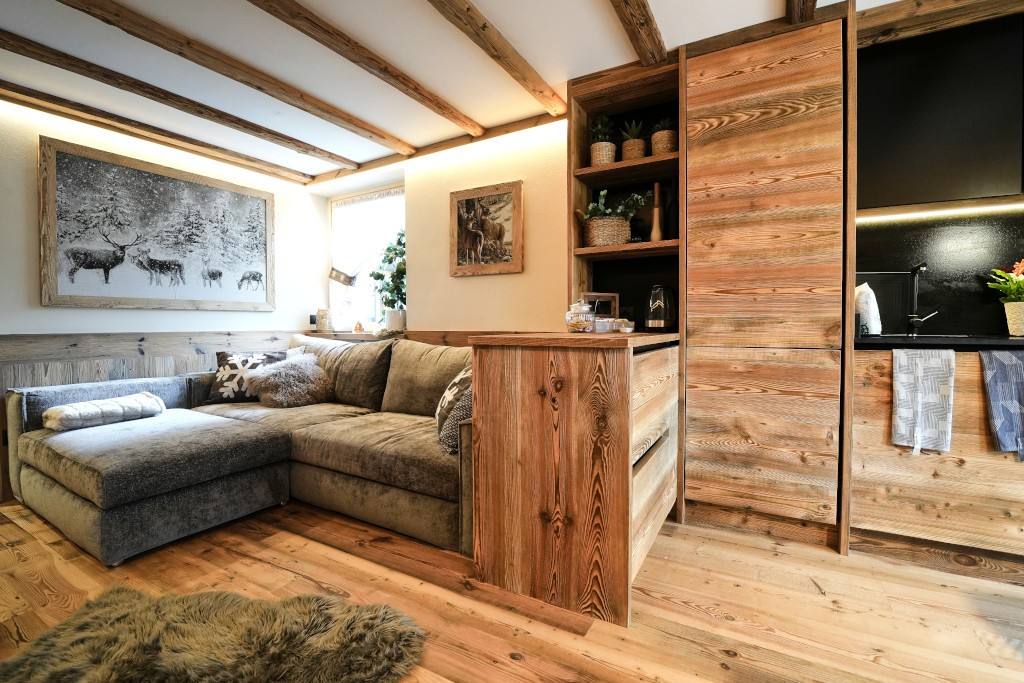 Divano dell’Alpine Suite con cuscini