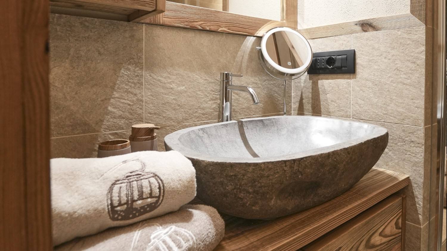 Lavabo in pietra nel bagno dell’Alpine Suite