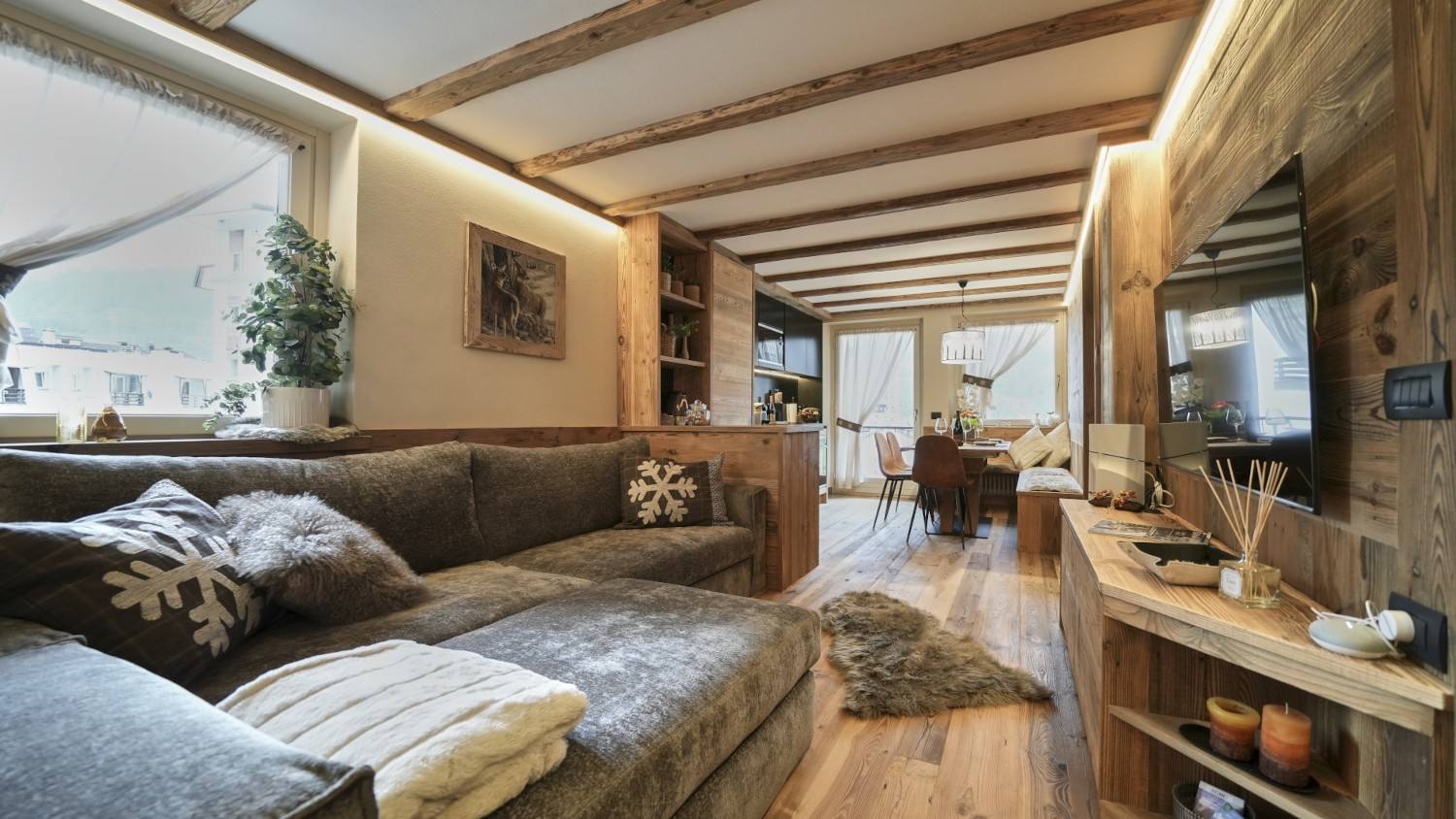 Soggiorno ampio dell’Alpine Suite con divano e tappeto