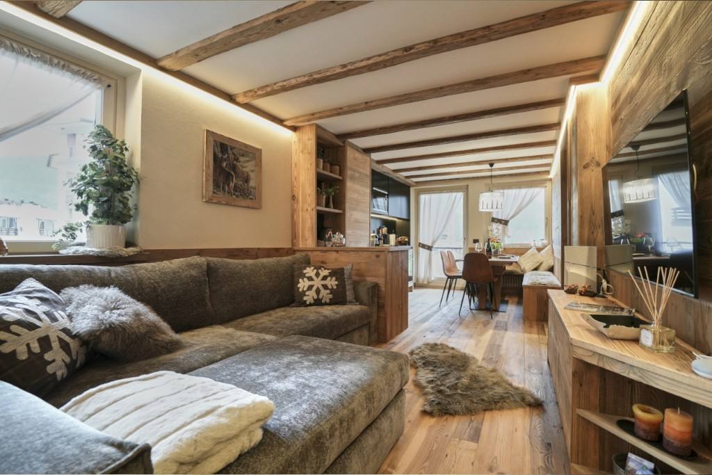 Soggiorno dell’Alpine Suite con divano e travi in legno