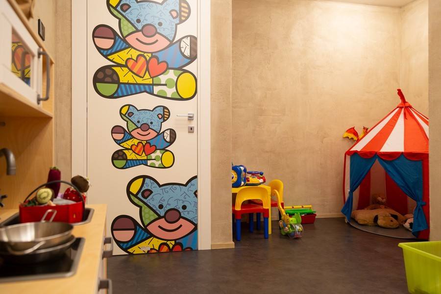 Area bambini con tenda e giochi colorati