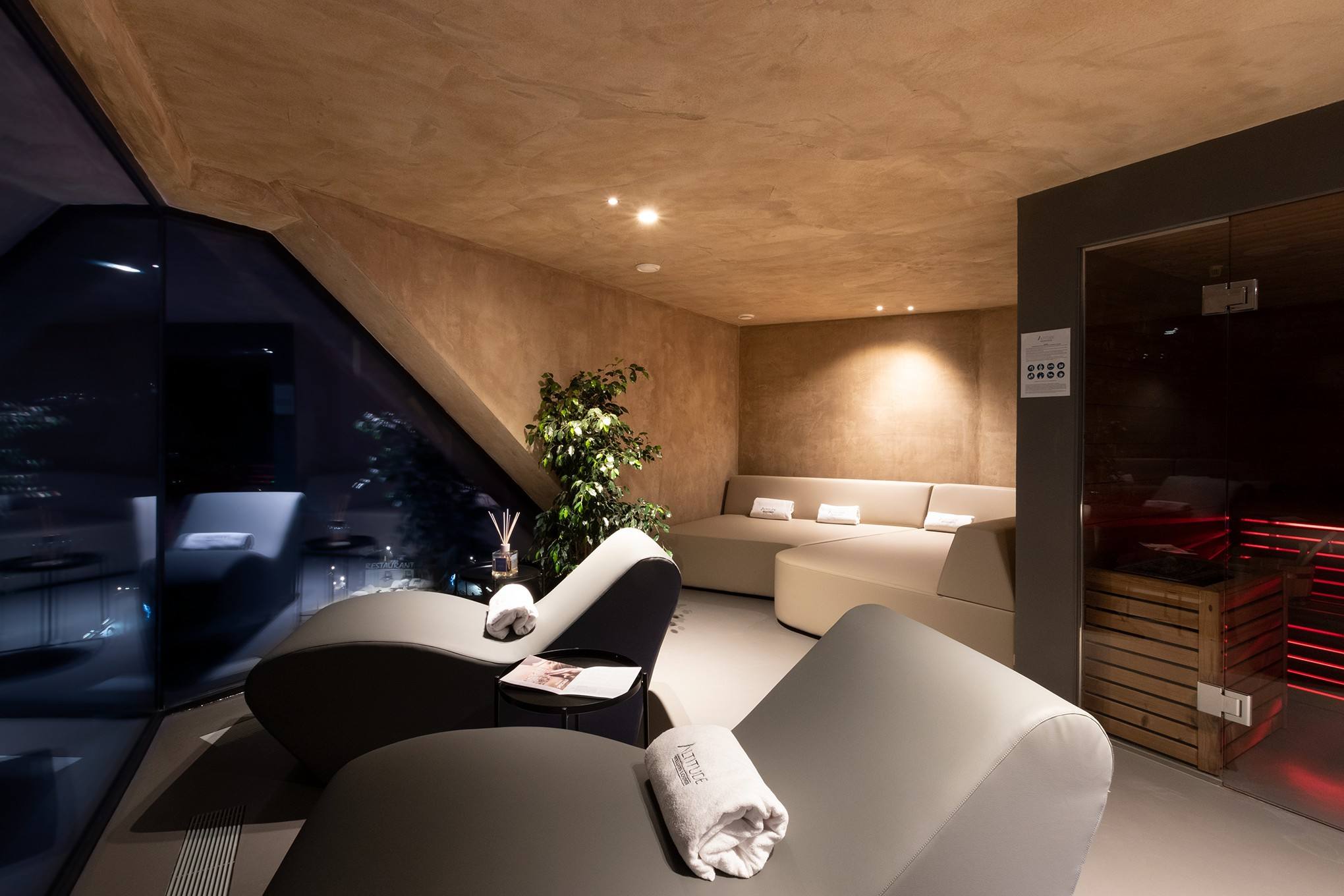 Area relax della wellness con lettini e luce soffusa