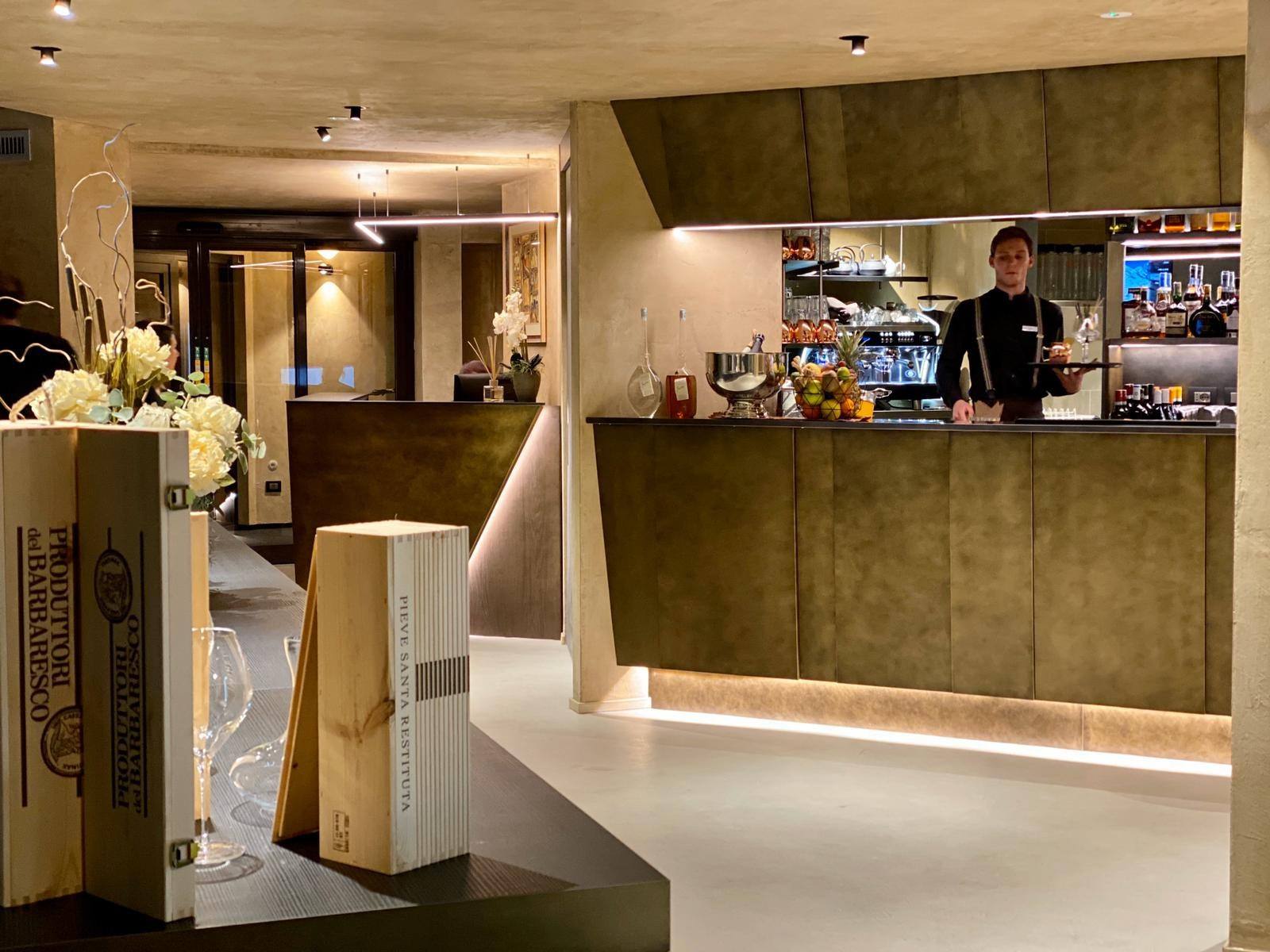Il bancone del bar dell’hotel