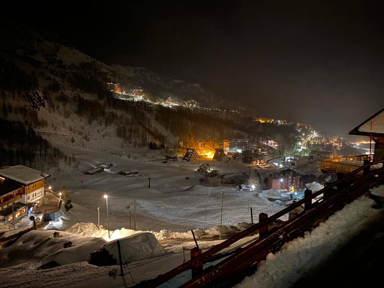 Breuil-Cervinia di notte vista dall’hotel, con le luci del paese sulla neve