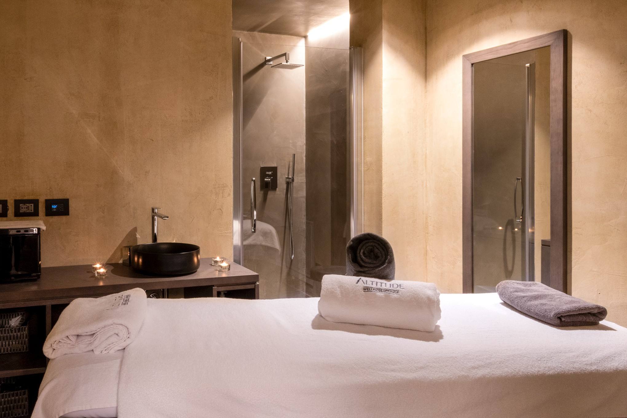 Cabina massaggi con lettino e asciugamani