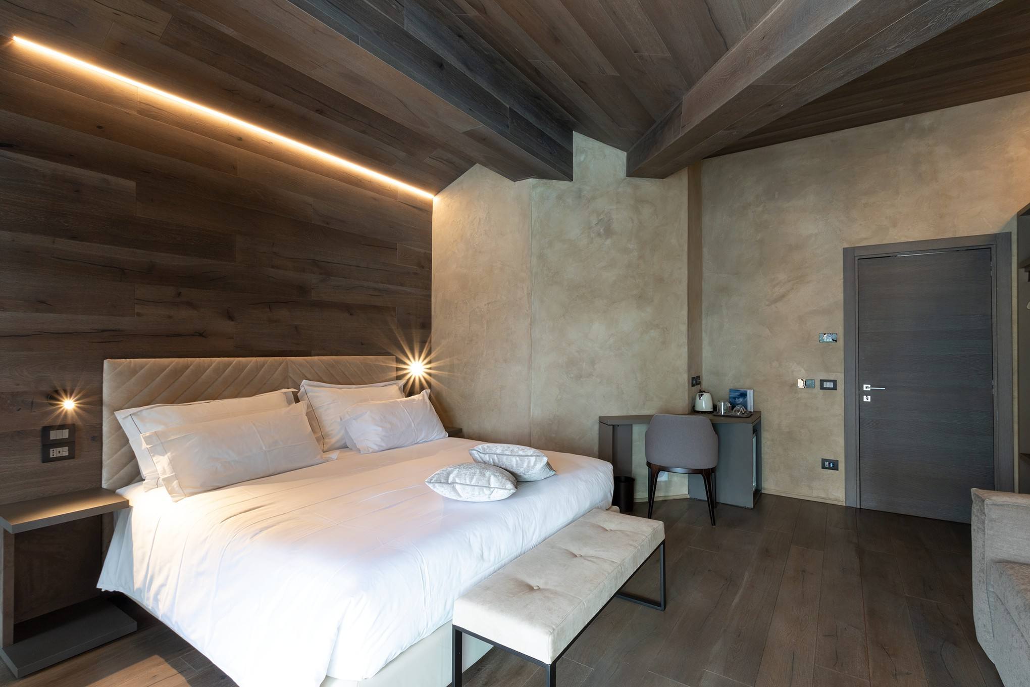 Junior Suite con letto king size e panca
