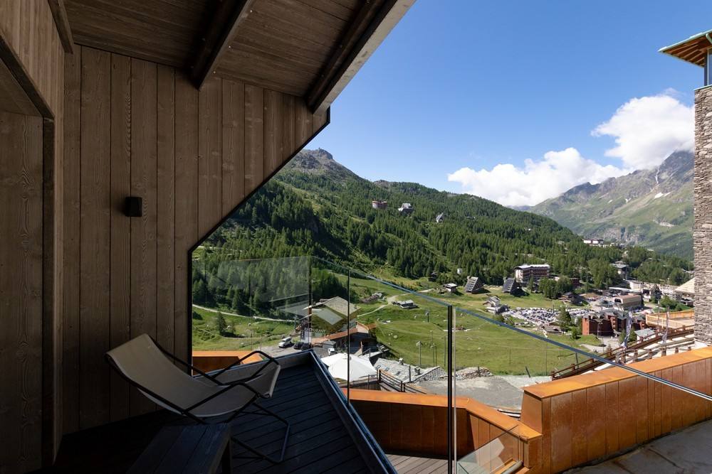 Balcone della camera con vista estiva sulla valle