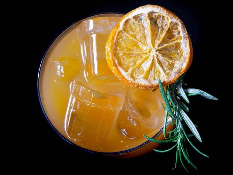 Cocktail all’arancia con rosmarino