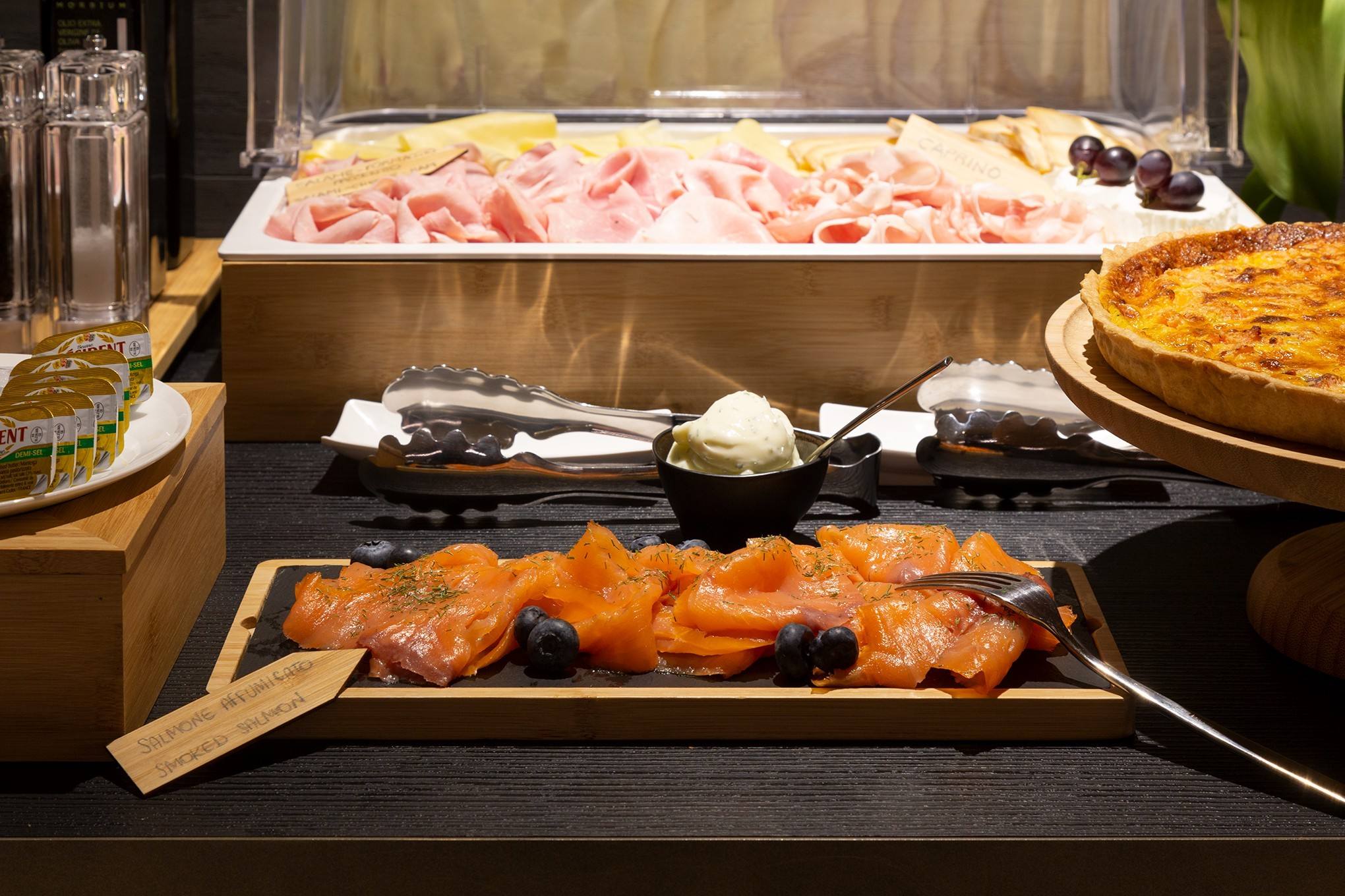 Buffet della colazione con salmone e salumi