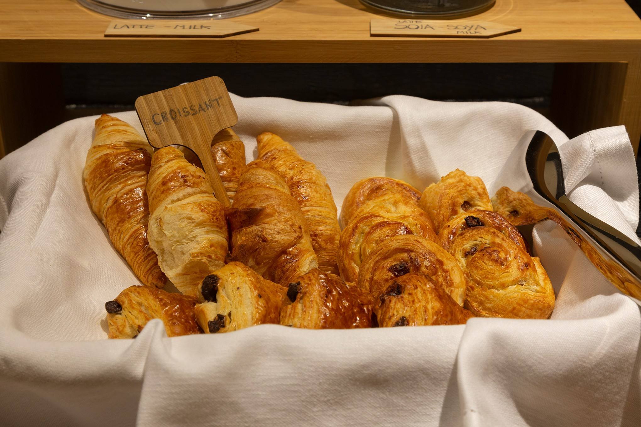 Cestino di croissant alla colazione