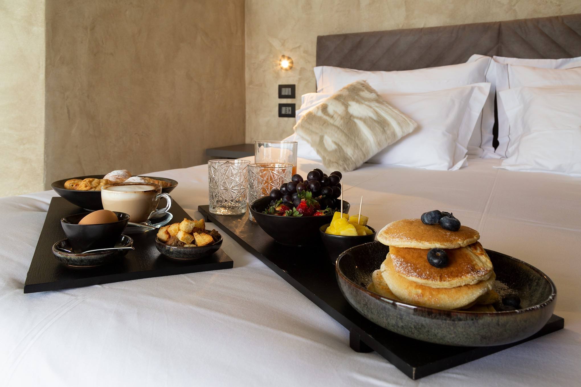 Colazione con pancake servita a letto