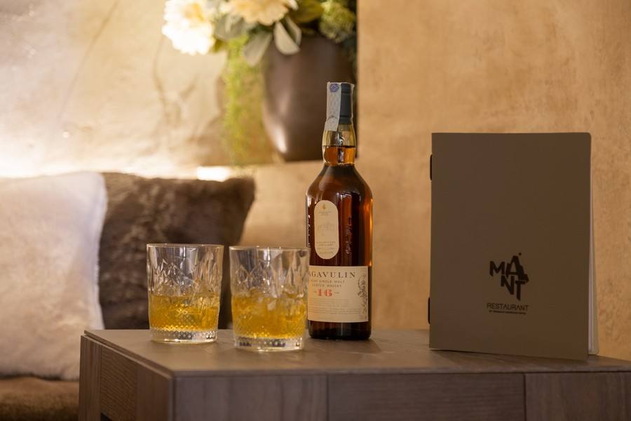 Bicchieri di whisky e carta dei vini su un tavolino