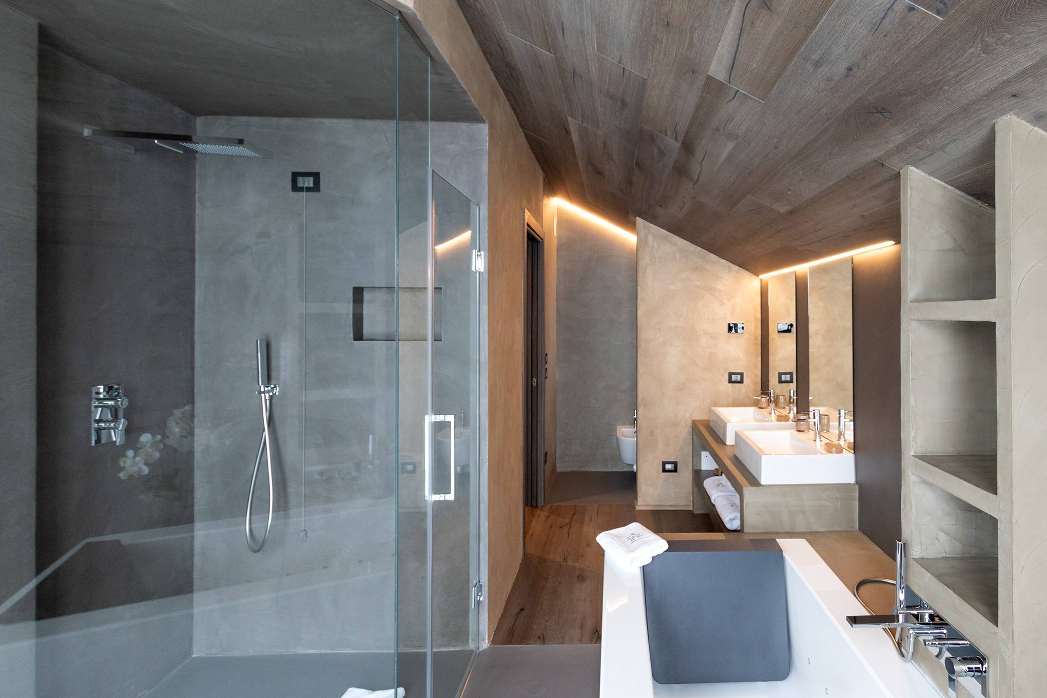 Bagno della Junior Suite con doccia e vasca