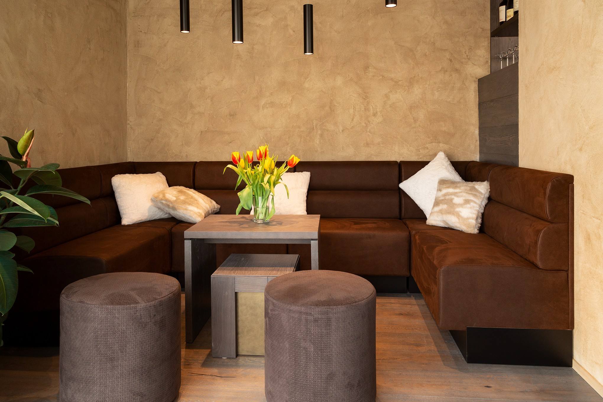 Angolo lounge con divano in pelle e tulipani
