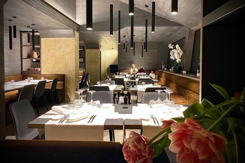 Sala del Mant Restaurant con fiori in primo piano