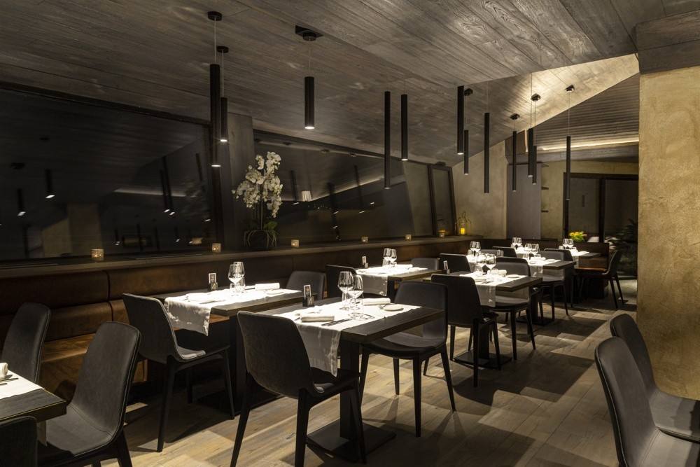 Sala del Mant Restaurant con lampade a sospensione