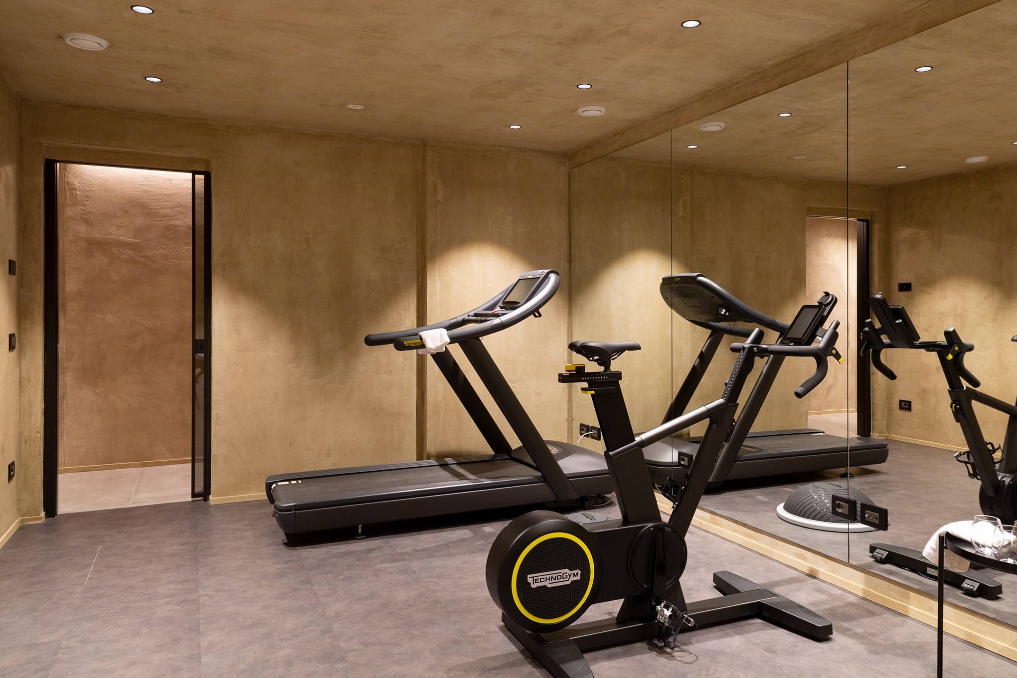 Palestra con tapis roulant e bike