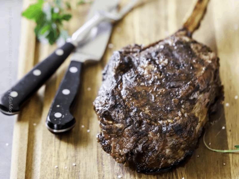 Carne alla griglia su tagliere
