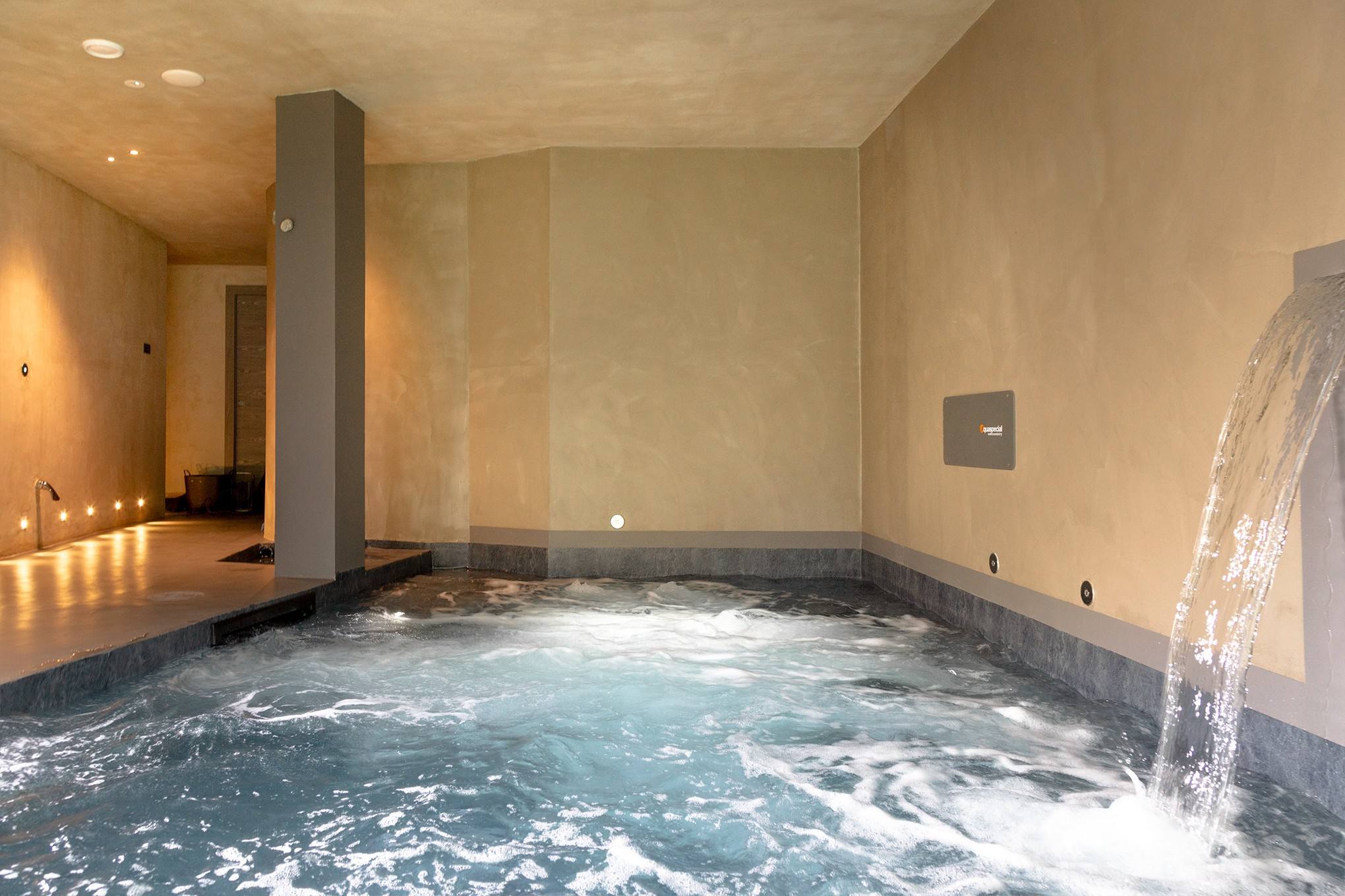 Piscina relax con getto a cascata