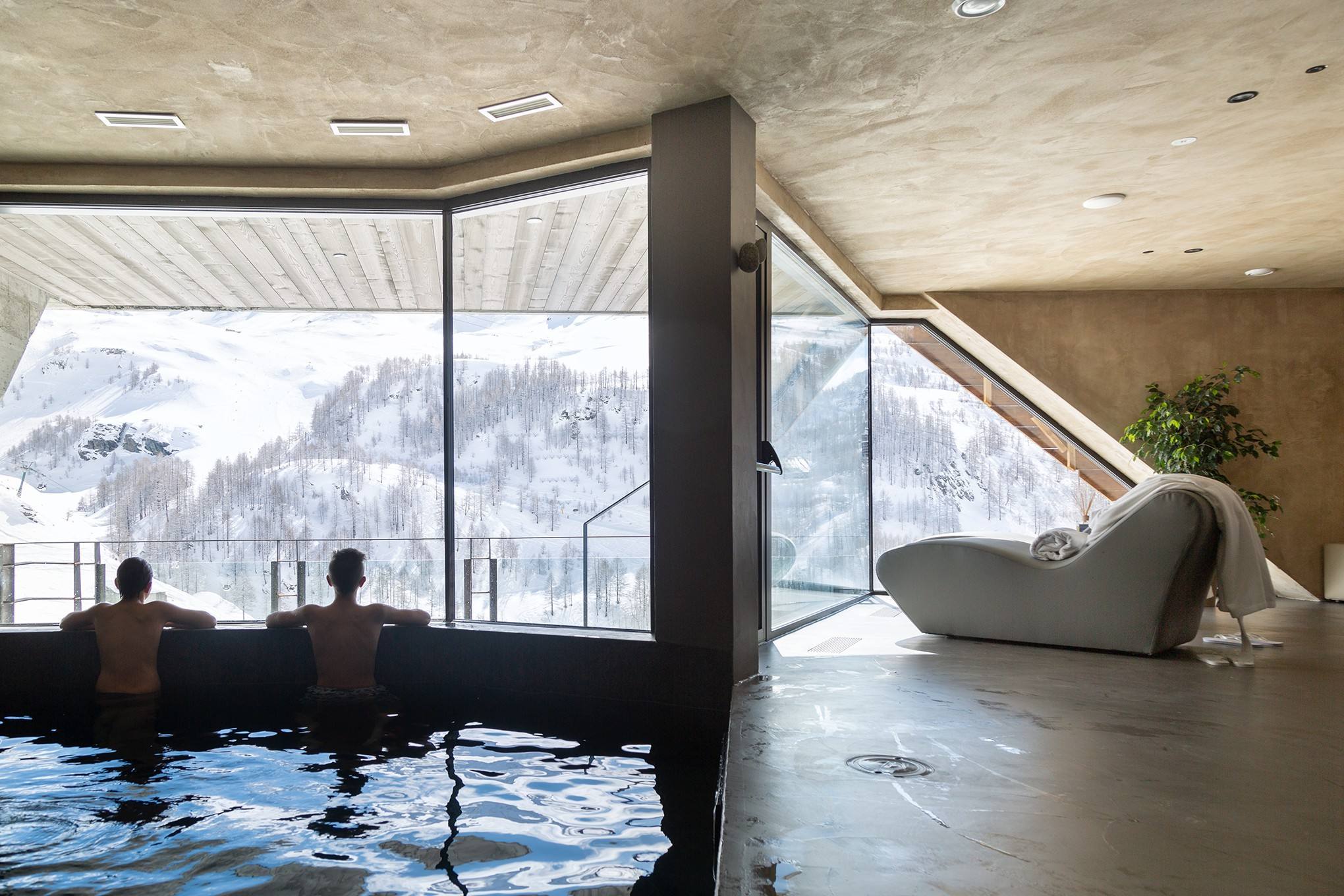 Ospiti nella piscina relax con vista sulle montagne innevate