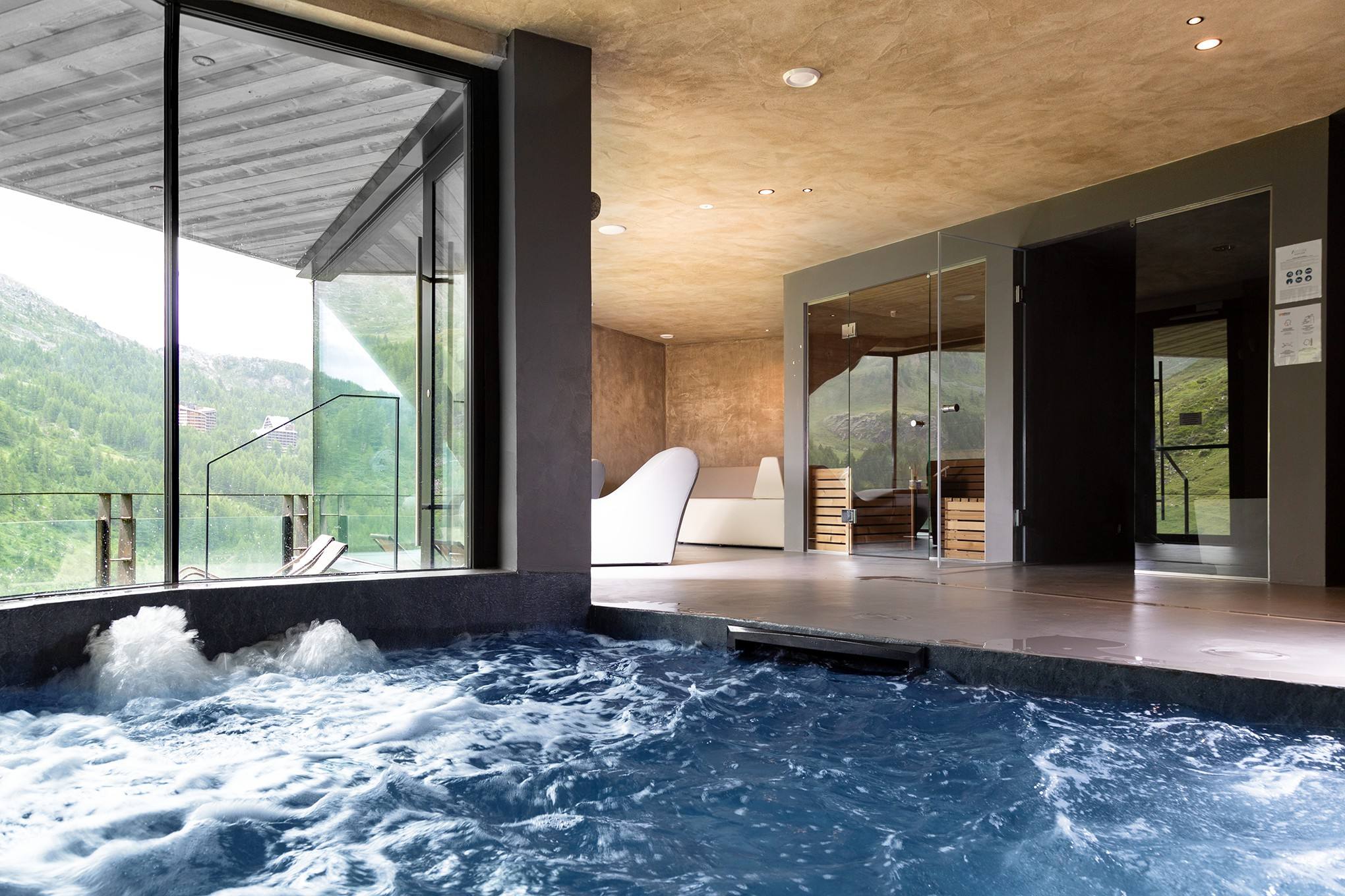 Piscina interna con idromassaggio e vetrate