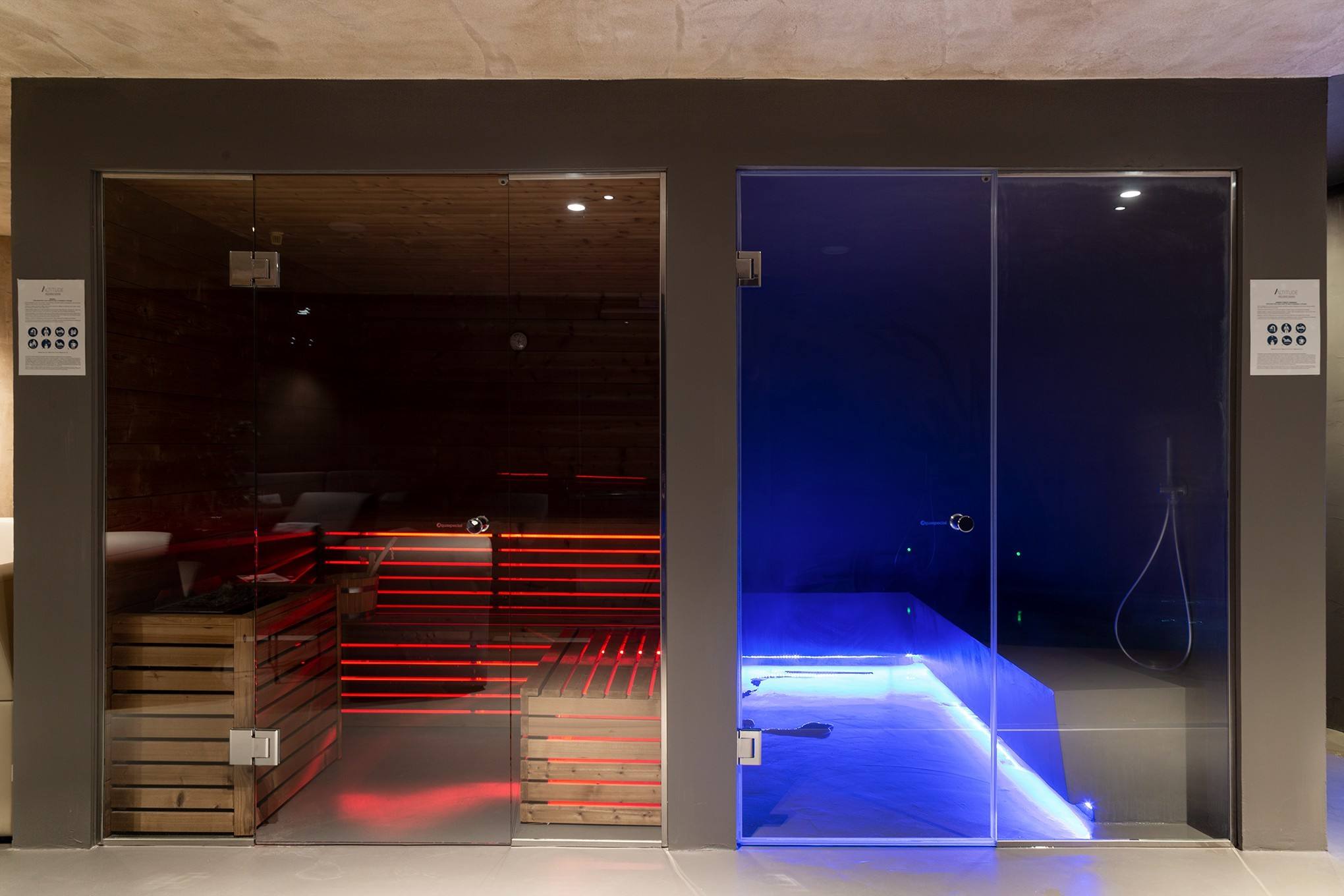Sauna e bagno turco affiancati con luci rosse e blu