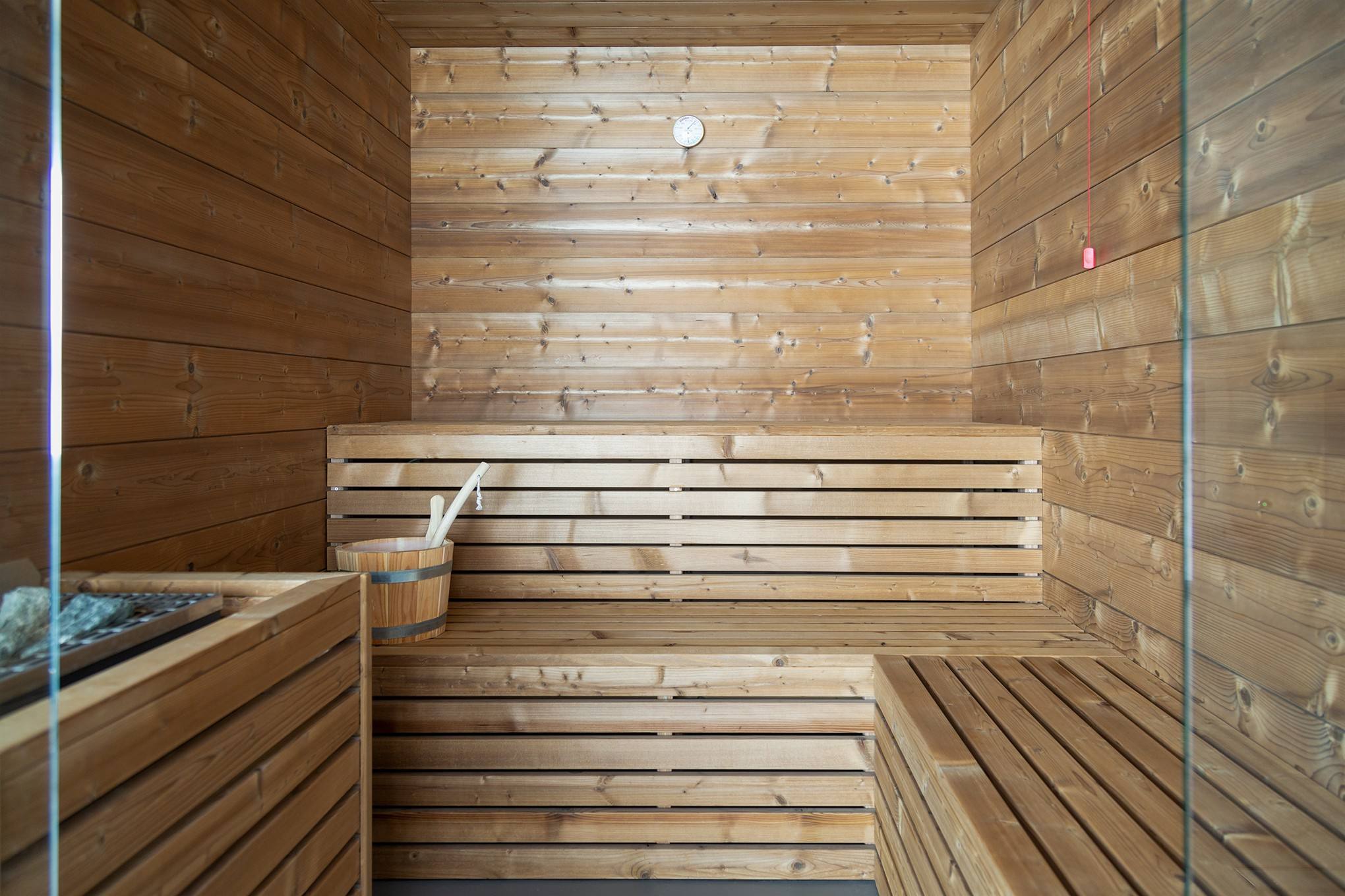 Interno della sauna in legno