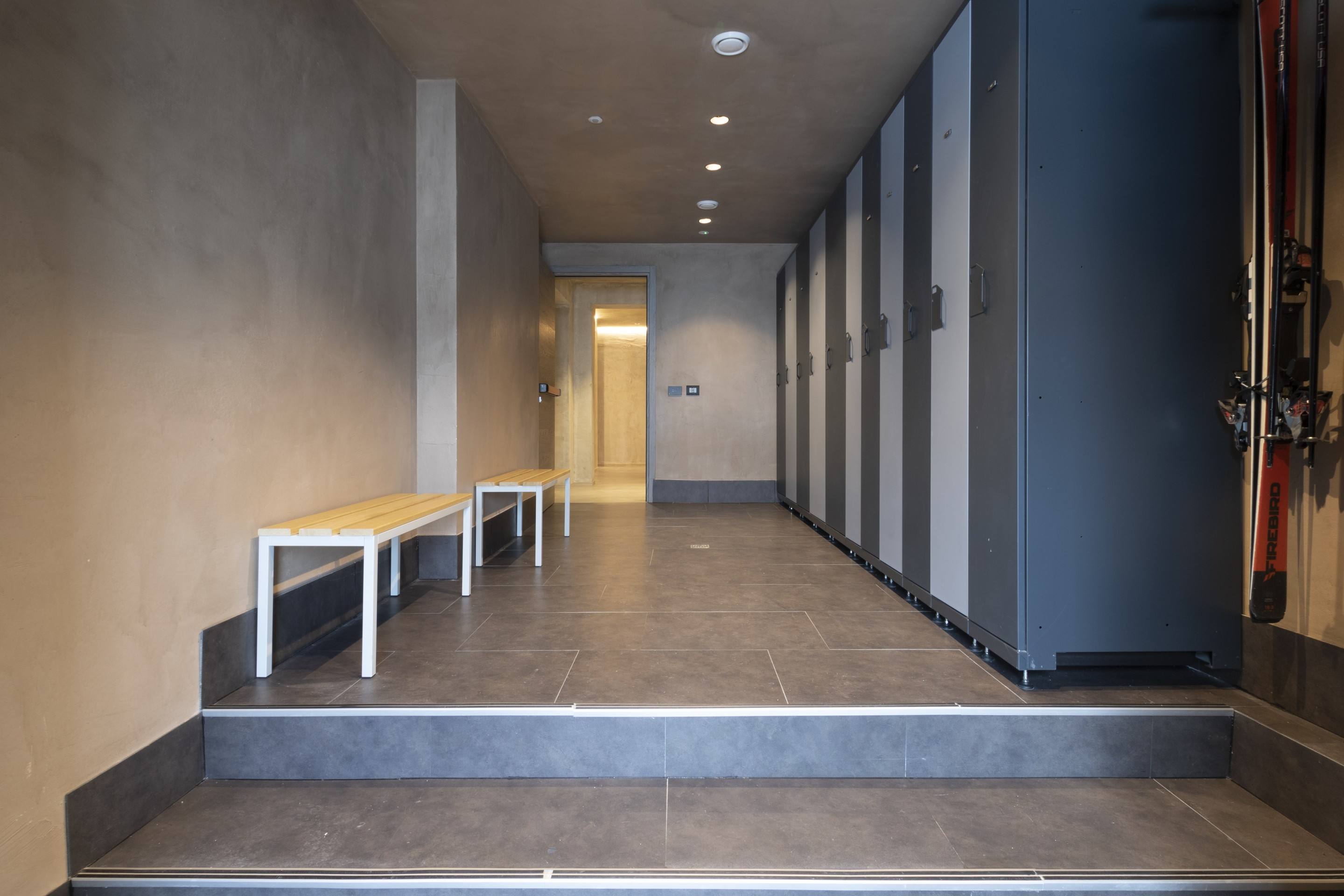 Corridoio della ski room con armadietti