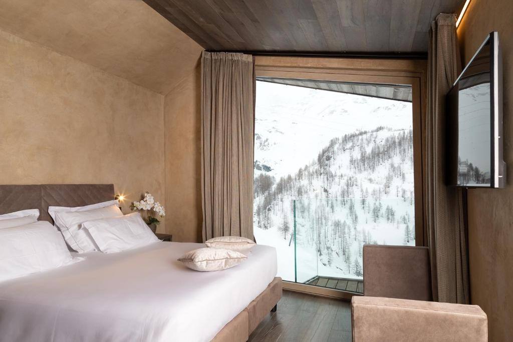 Suite con finestra sulle montagne innevate