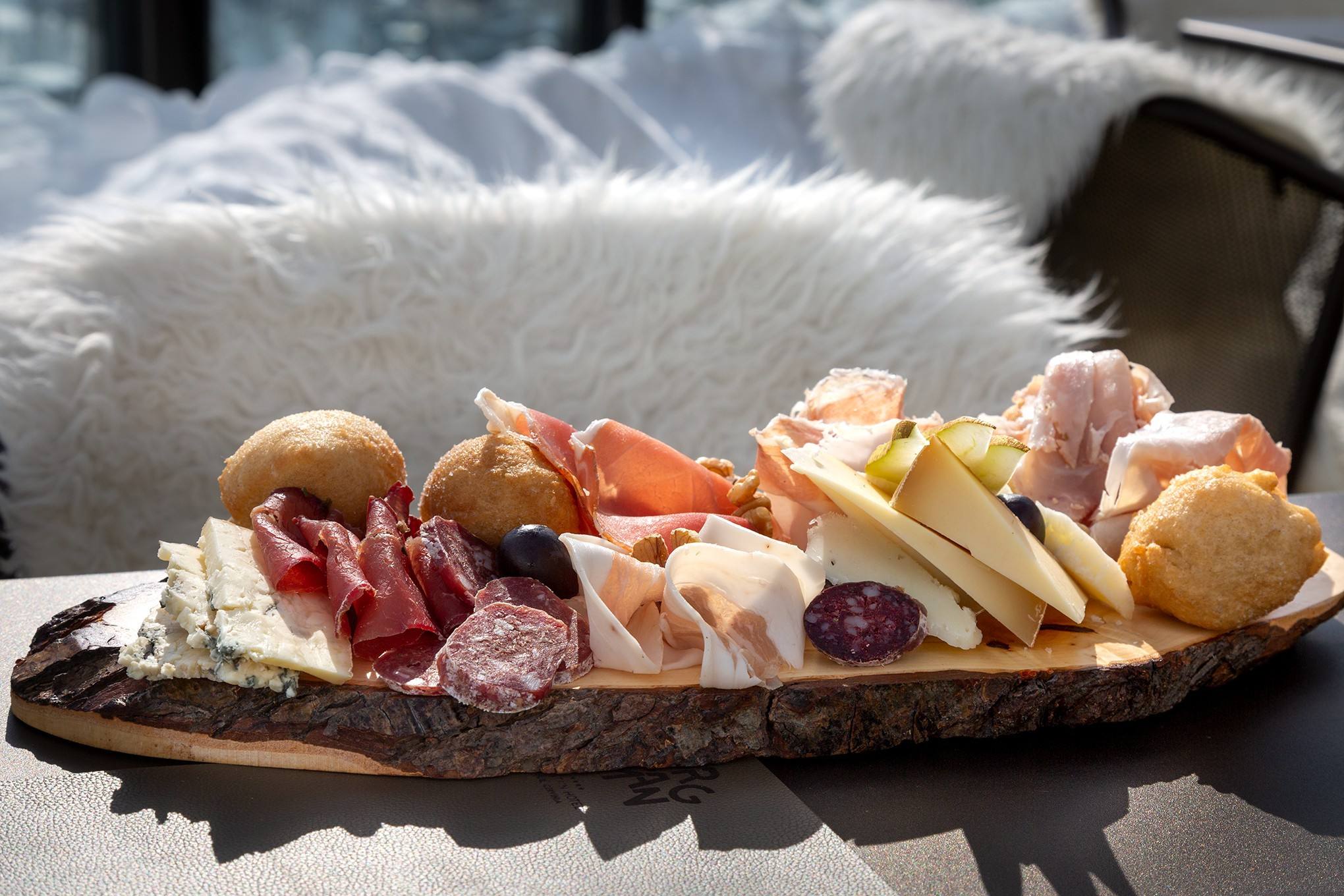 Tagliere di salumi e formaggi sulla terrazza
